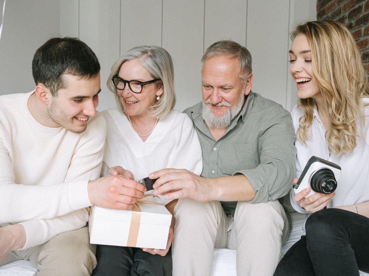 Genitori anziani circondati dai figli adulti in un momento di famiglia condiviso
