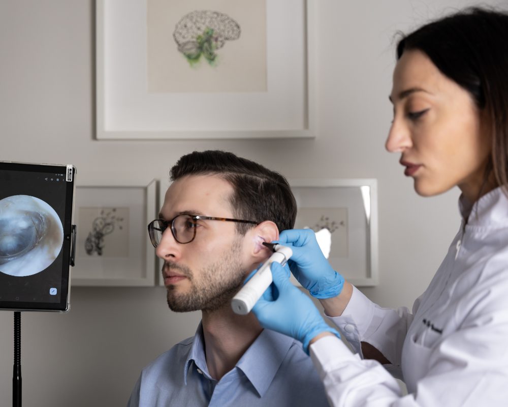 Otoscopia: esame dell'orecchio durante la prima visita audiologica in Aures