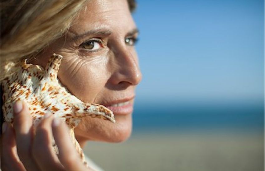 In spiaggia con gli apparecchi acustici: sì o no?