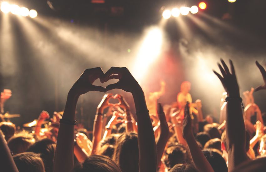 I decibel dei concerti: un rischio per l’udito