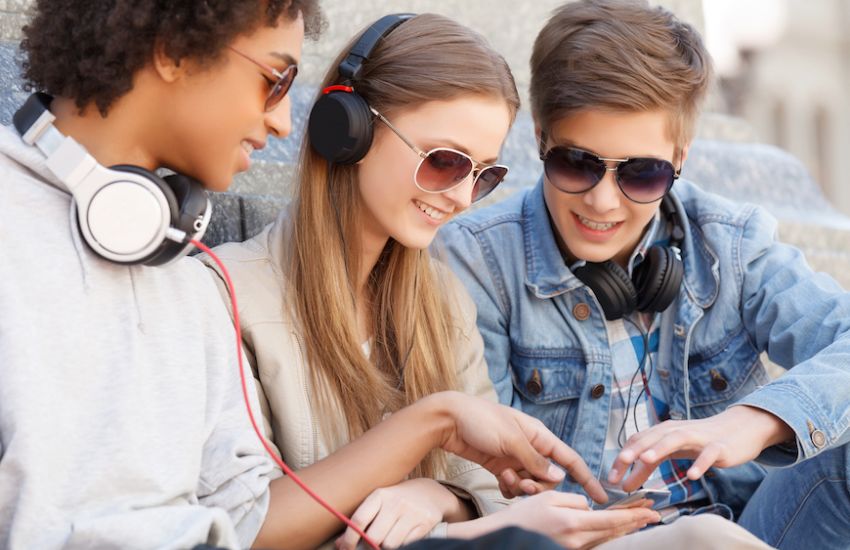 Le (brutte) abitudini musicali che mettono a rischio l’udito dei “Millenials”